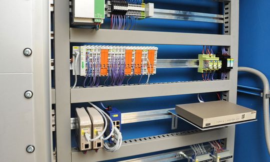 Wo vorher ein diskreter Aufbau mit Schützen und Relais den Schrank füllte, übernimmt jetzt der programmierbare Ethernet-Controller von Wago die Steuerfunktionalität. Die Daten werden über angereihte I/O-Module eingebunden. (Bilder: Wago)