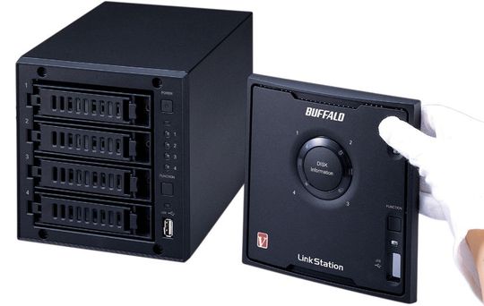 Die Linkstation Quad unterstützt Time Machine für Mac-Nutzer und bietet alternativ eine Windows-basierte Backuplösung für fünf PCs. Die Linkstation Quad unterstützt Time Machine für Mac-Nutzer und bietet alternativ eine Windows-basierte Backuplösung für fünf PCs.