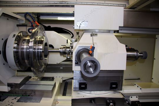 Der Innenschleifkopf kann mit bis zu vier Schleifspindeln ausgerüstet werden und erhöht die Flexibilität erheblich. Präzisionsvorteil: Er sitzt auf dem gleichen Maschinenbett wie die Hauptspindel. (Bild: Böhm) Der Innenschleifkopf kann mit bis zu vier Schleifspindeln ausgerüstet werden und erhöht die Flexibilität erheblich. Präzisionsvorteil: Er sitzt auf dem gleichen Maschinenbett wie die Hauptspindel. (Bild: Böhm)
