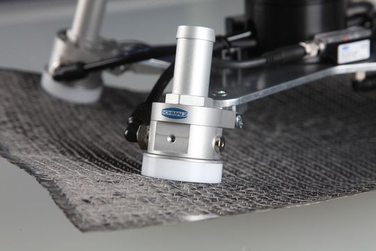 Spezialgreifer SCG zur Handhabung von Composite-Textilien in der automatisierten Faserverbundbauteil-Herstellung. (Bild: Schmalz)