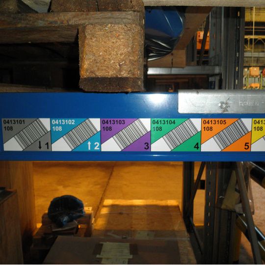 Die robusten Multilevel-Etiketten von Inotec haften sogar auf älteren Traversen. Bild: Inotec Die robusten Multilevel-Etiketten von Inotec haften sogar auf älteren Traversen. Bild: Inotec