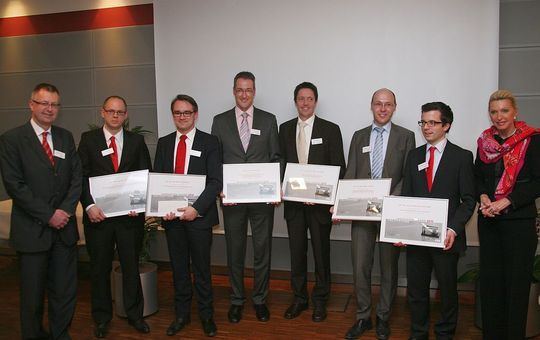 Maria-Elisabeth Schaeffler (r.) und Robert Schullan (l.) gratulierten den Preisträgern: Peter Döpker, Dr.-Ing. Matthias Kreismeyer, Dr.-Ing. Ralf Christel, Dr.-Ing. Dipl.-Phys. Ralf Sölter, Dr.-Ing. Stephan Tremmel, Dr.-Ing. Lucas Ginzinger (von links).