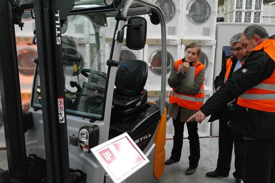 Präsentation des neuen, bereits mit dem iF-Product Design Award 2011 ausgezeichneten Kompaktstaplers RX 50 bei BSH Bosch und Siemens Hausgeräte in Nauen bei Berlin. (Bild: Schreier) Präsentation des neuen, bereits mit dem iF-Product Design Award 2011 ausgezeichneten Kompaktstaplers RX 50 bei BSH Bosch und Siemens Hausgeräte in Nauen bei Berlin. (Bild: Schreier)