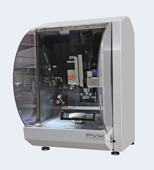 Bild 1: Speziell für die Präzisionsbearbeitung in der Mikrotechnik wurde das sechsachsige CNC-Mikrobearbeitungszentrum entwickelt. (Bild: PVM Mikrotechnik)