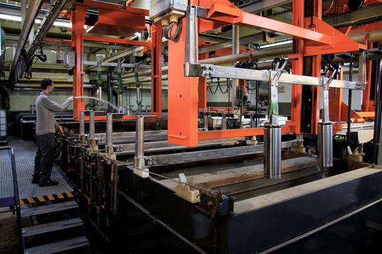 Bild 1: Weltweit erste automatisierte Anlage zur Abscheidung der Korrosionsschutzschicht NIL 35 auf Serienbauteile. Seit Ende vergangenen Jahres ist sie in Betrieb. (Bild: Thoma) Bild 1: Weltweit erste automatisierte Anlage zur Abscheidung der Korrosionsschutzschicht NIL 35 auf Serienbauteile. Seit Ende vergangenen Jahres ist sie in Betrieb. (Bild: Thoma)