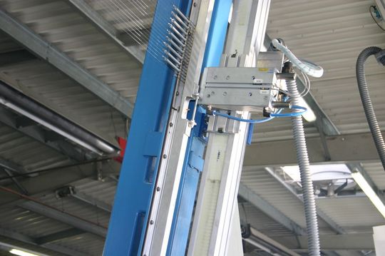 Installation des Greifers im Detail (rechts) auf dem Linearmodul und Führungsschiene zur Aufnahme und zur Verstellung von insgesamt neun Heißdrahteinheiten. (Bilde Kluth)