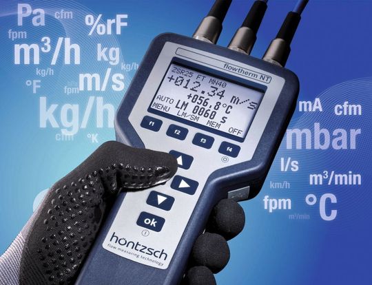 Das multifunktionale Handgerät mit Datenlogger flowtherm NT zeichnet sich durch die Vielfalt der anschließbaren Sensoren aus. (Bild: Höntzsch)