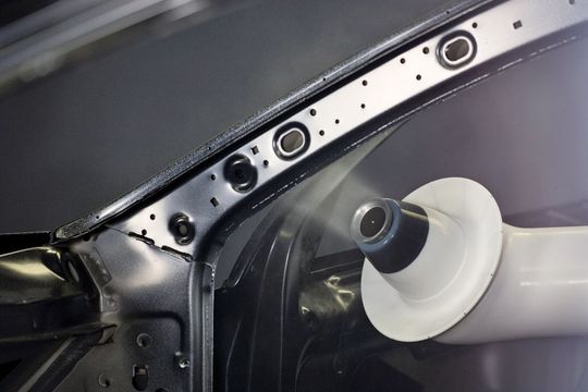 Trotz elektrostatischer Außenaufladung ermöglicht der Rotationszerstäuber Ecobell 3 die Innenlackierung von Automobilkarossen. Trotz elektrostatischer Außenaufladung ermöglicht der Rotationszerstäuber Ecobell 3 die Innenlackierung von Automobilkarossen.