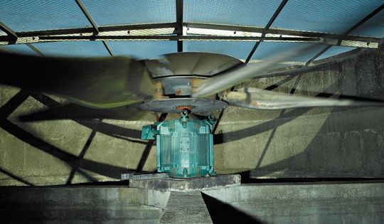 Der "VS1 Cooling Tower Drive" bietet einen direkten Niedrigdrehzahlantrieb mit drehzahlvariabler Steuerung, die speziell für die Anforderungen an die Gebäudekühlung optimiert wurde. (Bild: Baldor)