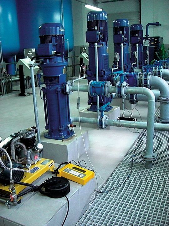 Volumenstrommessung während des Pump-Audits im Wasserwerk Templin. (Bild: Grundfos)