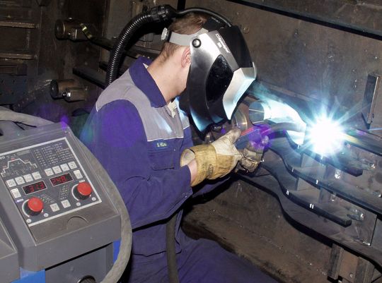 Bild 1: Das synergiegesteuerte 600-A-Schweißgerät bringt mit Rapid Weld mehr Produktivität in den Schweißprozess: Statt drei Lagen im WIG- und MAG-Verfahren erhält man einwandfreie Nähte unter Einsparung der WIG-Wurzellage. (Bild: Cloos) Bild 1: Das synergiegesteuerte 600-A-Schweißgerät bringt mit Rapid Weld mehr Produktivität in den Schweißprozess: Statt drei Lagen im WIG- und MAG-Verfahren erhält man einwandfreie Nähte unter Einsparung der WIG-Wurzellage. (Bild: Cloos)