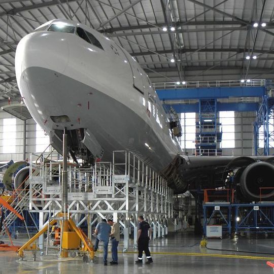 Mehr Flexibilität als bisher hat die Lufthansa Technik in Malta mit den neuen Undercarriage-Bühnen der Günzburger Steigtechnik. Bild: Günzburger Steigtechnik Mehr Flexibilität als bisher hat die Lufthansa Technik in Malta mit den neuen Undercarriage-Bühnen der Günzburger Steigtechnik. Bild: Günzburger Steigtechnik