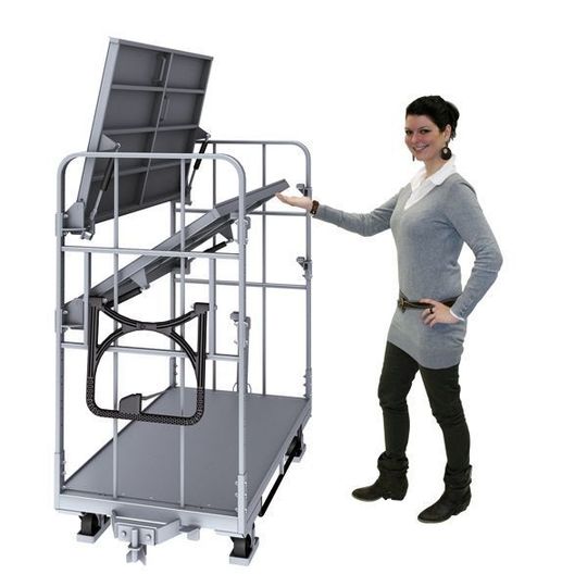 Dank Gasdruckfedern geben die aufklappbaren Zwischenböden den Raum für die Beladung von oben frei. Bild: LKE Dank Gasdruckfedern geben die aufklappbaren Zwischenböden den Raum für die Beladung von oben frei. Bild: LKE