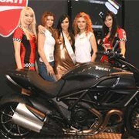 Wer ist die schönste im ganzen Land? Suchen Sie sich eine aus. Die Miss Grid Girl 2011 steht in der Mitte. Wer ist die schönste im ganzen Land? Suchen Sie sich eine aus. Die Miss Grid Girl 2011 steht in der Mitte.