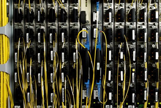 Unser gesamter Globus ist mittlerweile von einem dichten Netz aus Glasfasersträngen überzogen, die sich an Knotenpunkten treffen. Unser gesamter Globus ist mittlerweile von einem dichten Netz aus Glasfasersträngen überzogen, die sich an Knotenpunkten treffen.