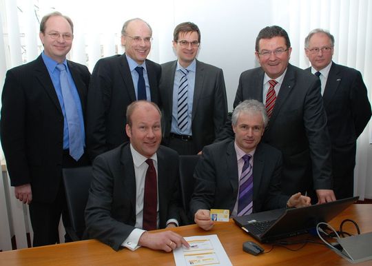Neuer Dienstausweis: Bis Ende 2012 für alle Mitarbeiter im Landratsamt Augsburg Neuer Dienstausweis: Bis Ende 2012 für alle Mitarbeiter im Landratsamt Augsburg