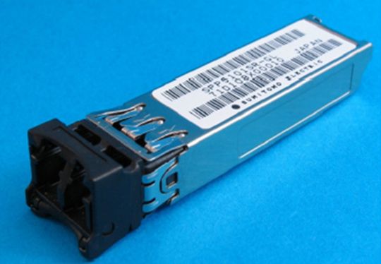 Der Formfaktor SFP+ für die Glasfaser-Transceiver ist die Basis für einen breiten Fibre-Einsatz; Bild: Dr. Franz-Joachim Kauffels Der Formfaktor SFP+ für die Glasfaser-Transceiver ist die Basis für einen breiten Fibre-Einsatz; Bild: Dr. Franz-Joachim Kauffels