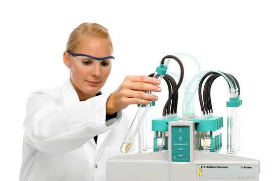Der 743 Rancimat ist ein System zur Messung der Oxidationsstabilität und ermöglicht die simultane Analyse von bis zu acht Proben. (Bild: Deutsche Metrohm) Der 743 Rancimat ist ein System zur Messung der Oxidationsstabilität und ermöglicht die simultane Analyse von bis zu acht Proben. (Bild: Deutsche Metrohm)