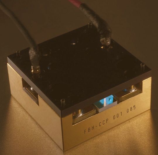 Abb. 1: Die am Ferdinand-Braun-Institut gefertigte Laserlichtquelle für Analytikanwendungen (25 mm x 25 mm). (Bild: Ferdinand-Braun-Institut) Abb. 1: Die am Ferdinand-Braun-Institut gefertigte Laserlichtquelle für Analytikanwendungen (25 mm x 25 mm). (Bild: Ferdinand-Braun-Institut)