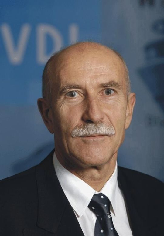 Prof. Bernd-Robert Höhn, Inhaber des Lehrstuhls für Maschinenelemente der TU München: „Der Vorteil dieses Konzepts ist ein leichterer Triebstrang, wodurch die Gondel der Anlage kleiner ausgeführt werden kann.“ (Bild: TU München)