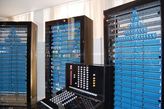 Der funktionsfähige Nachbau des Z3 verfügt wie das Original über Bedienkonsole, Rechenwerk und Speicher Der funktionsfähige Nachbau des Z3 verfügt wie das Original über Bedienkonsole, Rechenwerk und Speicher