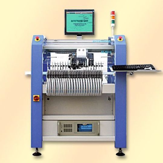 Der SMD-Bestückungsautomat mit stabiler Mechanik soll sich duurch seine lange Lebensdauer auszeichnen. (Bild: Autotronik)