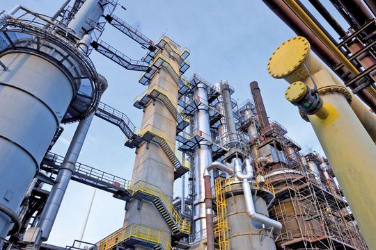 Die zahlreichen Destillationsanlagen auf dem Werksgelände zählen zu den größeren Verbrauchern von Heizdampf. (Bild: Rütgers)