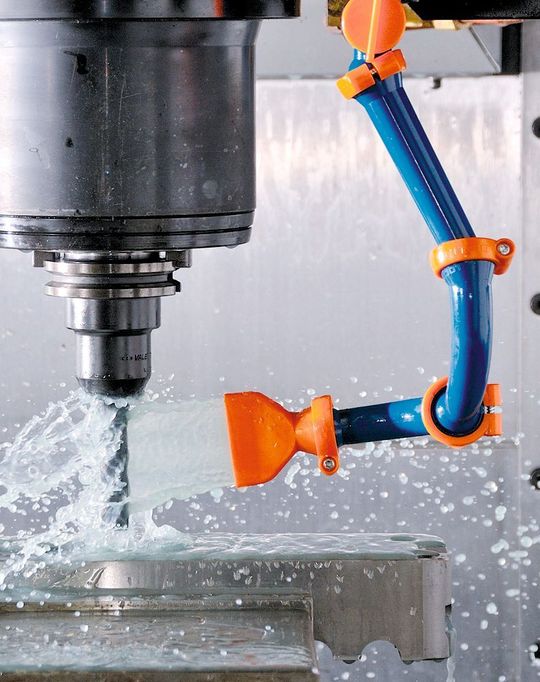 Bild 1: Diese Kühlschmierstoffzuführung befindet sich an einer Frässpindel, aufgebaut aus zwei Stück 90°-Schlauchbogen und einer Schwalldüse. (Bild: IBT GmbH) Bild 1: Diese Kühlschmierstoffzuführung befindet sich an einer Frässpindel, aufgebaut aus zwei Stück 90°-Schlauchbogen und einer Schwalldüse. (Bild: IBT GmbH)