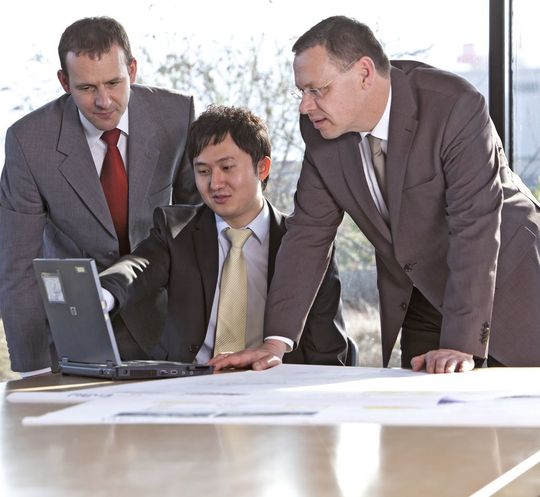 Besprechung des Projekts Netzlabor (von rechts): Dr. Thomas Gößmann, Technikvorstand der EnBW Regional AG, mit seinen Mitarbeitern Ran Li und Dr. Jürgen Backes. (Bild: EnBW) Besprechung des Projekts Netzlabor (von rechts): Dr. Thomas Gößmann, Technikvorstand der EnBW Regional AG, mit seinen Mitarbeitern Ran Li und Dr. Jürgen Backes. (Bild: EnBW)