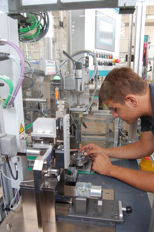 Unter dem One-Piece-Flow-Prinzip versteht man eine Fließfertigung, bei der der Mitarbeiter das Getriebe durch den gesamten Montageprozess begleitet. (Bild: Zeitlauf) Unter dem One-Piece-Flow-Prinzip versteht man eine Fließfertigung, bei der der Mitarbeiter das Getriebe durch den gesamten Montageprozess begleitet. (Bild: Zeitlauf)