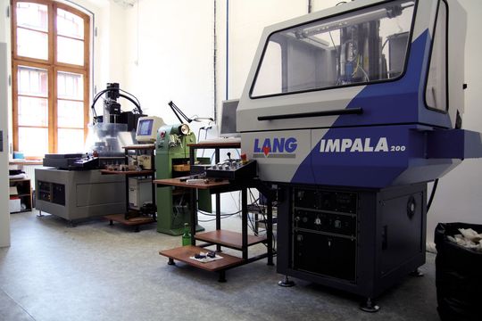 Fertigung in der slowakischen Münzanstalt mit Lang CNC Fräsmaschinen (Bild: Münze Kremnica) Fertigung in der slowakischen Münzanstalt mit Lang CNC Fräsmaschinen (Bild: Münze Kremnica)