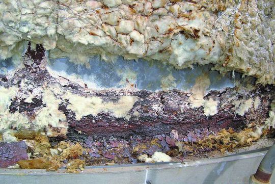 Die Korrosion sitzt unter der Isolierung: Typisches Beispiel ist die fortgeschrittene CUI am Versteifungsring eines Raffinerieturms. (Bild: Sulzer Metco) Die Korrosion sitzt unter der Isolierung: Typisches Beispiel ist die fortgeschrittene CUI am Versteifungsring eines Raffinerieturms. (Bild: Sulzer Metco)