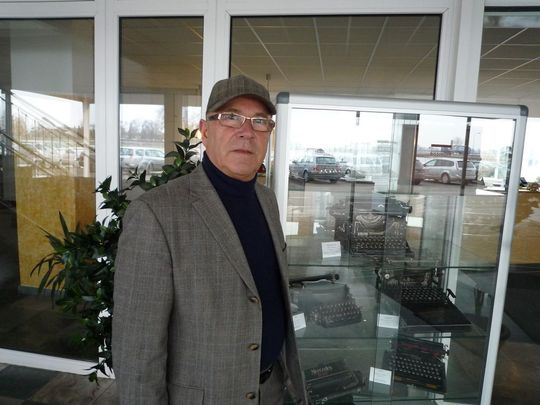 Siegfried Bissinger vor seiner Sammlung alter Schreibmaschinen – aus der Zeit vor dem Computer. Siegfried Bissinger vor seiner Sammlung alter Schreibmaschinen – aus der Zeit vor dem Computer.
