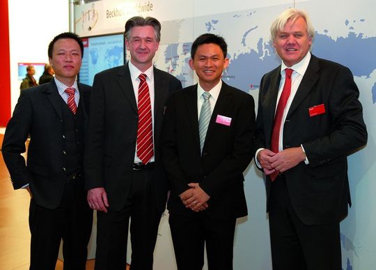 v.li. Kai Ristau, Head International Sales Beckhoff Automation, David Chia, Geschäftsführer Beckhoff Singapur, Joshua Alexander Rusdy, Area Sales Manager International Sales Beckhoff Automation und Hans Beckhoff, Geschäftsführer Beckhoff Automation v.li. Kai Ristau, Head International Sales Beckhoff Automation, David Chia, Geschäftsführer Beckhoff Singapur, Joshua Alexander Rusdy, Area Sales Manager International Sales Beckhoff Automation und Hans Beckhoff, Geschäftsführer Beckhoff Automation