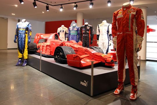 Auch Rennfahrer stattet Puma aus, zum Beispiel Sebastian Vettel, Mark Webber, Fernando Alonso und Felipe Massa. Auch Rennfahrer stattet Puma aus, zum Beispiel Sebastian Vettel, Mark Webber, Fernando Alonso und Felipe Massa.