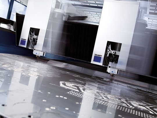 Bei dieser Laserschneidanlage hat der Leichtbauwerkstoff CFK die Masse des Quer- balkens im Vergleich zur Stahl- variante halbiert und dessen dynamische Steifigkeit um das Vierfache erhöht. Die Folge ist ein Produktivitäts- anstieg um 70%. (Bild: Trumpf) Bei dieser Laserschneidanlage hat der Leichtbauwerkstoff CFK die Masse des Quer- balkens im Vergleich zur Stahl- variante halbiert und dessen dynamische Steifigkeit um das Vierfache erhöht. Die Folge ist ein Produktivitäts- anstieg um 70%. (Bild: Trumpf)