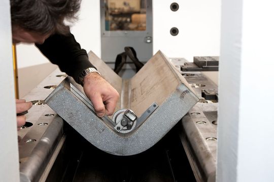 Die größte Abkantpresse der Power-Press Serie arbeitet mit einer hochpräzisen Belastbarkeit von 1000 t/m. Bis zu 150 mm dickes Blech wurde im Testfeld exakt umgeformt. Bild: Sandern Gruppe Die größte Abkantpresse der Power-Press Serie arbeitet mit einer hochpräzisen Belastbarkeit von 1000 t/m. Bis zu 150 mm dickes Blech wurde im Testfeld exakt umgeformt. Bild: Sandern Gruppe