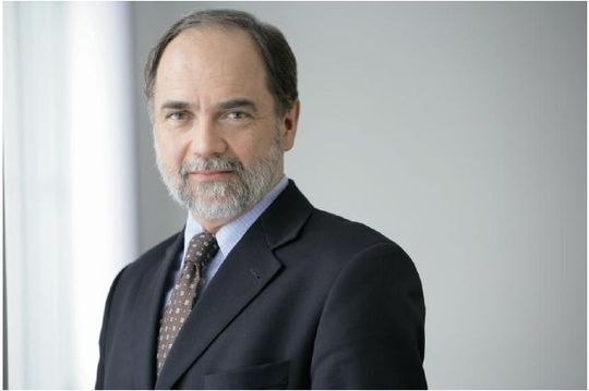 Dr. Joseph Reger ist seit 2002 als Chief Technology Officer bei Fujitsu Technology Solutions: „Die Revolution in der IT ist ein Fakt.“ Dr. Joseph Reger ist seit 2002 als Chief Technology Officer bei Fujitsu Technology Solutions: „Die Revolution in der IT ist ein Fakt.“