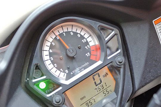 Eine direkte Bluetooth-Anbindung des barcodefähigen Matrixdruckers OKI ML280 Elite ermöglicht es dem Fahrer, einen Druckauftrag zeitsparend remote aus einer Distanz von bis zu 100 m auszulösen. Bild: Archiv Eine direkte Bluetooth-Anbindung des barcodefähigen Matrixdruckers OKI ML280 Elite ermöglicht es dem Fahrer, einen Druckauftrag zeitsparend remote aus einer Distanz von bis zu 100 m auszulösen. Bild: Archiv