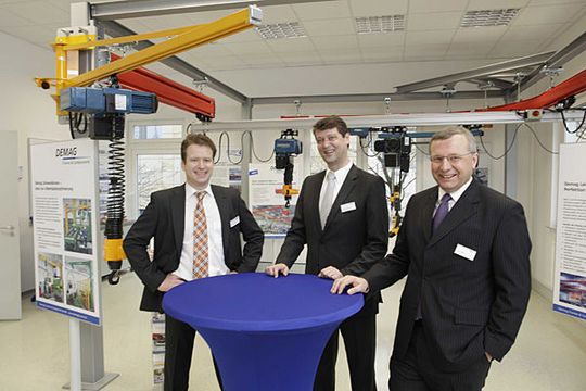 Freuen sich über die Neueröffnung (v.l.n.r.): Dr. Lars Brzoska, Direktor Konzernvertrieb Demag Cranes AG, Dr. Markus Baumann, Leiter der Regionalvertretung Wiesbaden sowie Klaus Bohnet, Leiter der Vertriebs- und Servicegesellschaft Deutschland. Bild: Demag Cranes Freuen sich über die Neueröffnung (v.l.n.r.): Dr. Lars Brzoska, Direktor Konzernvertrieb Demag Cranes AG, Dr. Markus Baumann, Leiter der Regionalvertretung Wiesbaden sowie Klaus Bohnet, Leiter der Vertriebs- und Servicegesellschaft Deutschland. Bild: Demag Cranes