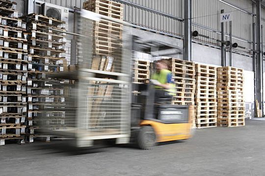 Wegen der Globalisierung agieren Unternehmen zunehmend unabhängig vom eigenen Standort und benötigen hierfür effiziente Logistik-Services wie das Ladungsträger-Management. Bild: Paki Logistics Wegen der Globalisierung agieren Unternehmen zunehmend unabhängig vom eigenen Standort und benötigen hierfür effiziente Logistik-Services wie das Ladungsträger-Management. Bild: Paki Logistics