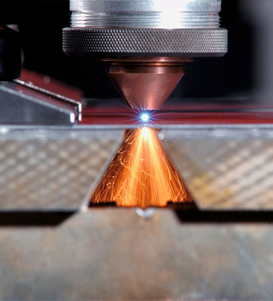 Hochgeschwindigkeitsschneiden von 1,2 mm dickem Karosseriestahlblech. (Bild: ILT) Hochgeschwindigkeitsschneiden von 1,2 mm dickem Karosseriestahlblech. (Bild: ILT)