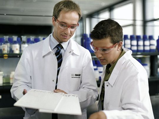 Mehr Naturwissenschaftlerinnen als Naturwissenschaftler sind für Führungspositionen geeignet, so das Ergebnis der Studie. (Bild: BASF)