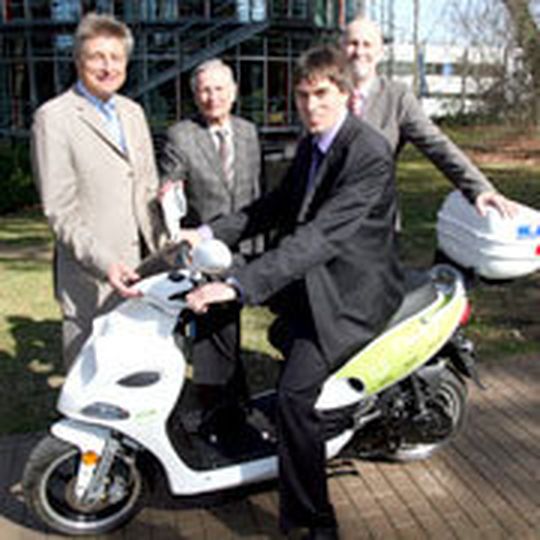 Gemeinsam „unter Strom“ für mehr Elektromobilität (v.l.): DBU-Generalsekretär Dr.-Ing. E. h. Fritz Brickwedde, Prof. Dr. Peter Seifert und Prof. Dr. Hans-Jürgen Pfisterer (HS Osnabrück), Dr. Stephan Rolfes, Vorstand Verkehr und Hafen der Stadtwerke Osnabrück. Gemeinsam „unter Strom“ für mehr Elektromobilität (v.l.): DBU-Generalsekretär Dr.-Ing. E. h. Fritz Brickwedde, Prof. Dr. Peter Seifert und Prof. Dr. Hans-Jürgen Pfisterer (HS Osnabrück), Dr. Stephan Rolfes, Vorstand Verkehr und Hafen der Stadtwerke Osnabrück.