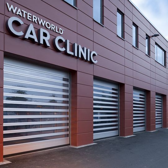 Die Stationen Car Clinic, Car Wellness und Car Fresh sind im Gebäudekomplex der Aschaffenburger Erlebniswaschstraße „Waterworld“ rückseitig angebracht. Bild: Efaflex Die Stationen Car Clinic, Car Wellness und Car Fresh sind im Gebäudekomplex der Aschaffenburger Erlebniswaschstraße „Waterworld“ rückseitig angebracht. Bild: Efaflex