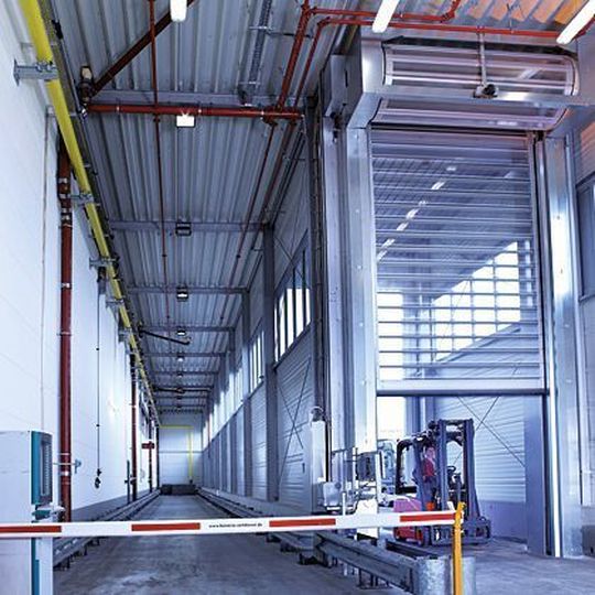 Torlichtgitter in Kombination mit Laserscannern sorgen im Produktionswerk von Linde Material Handling in Aschaffenburg für reibunglose und sichere Staplerverkehre. Bild: Efaflex Torlichtgitter in Kombination mit Laserscannern sorgen im Produktionswerk von Linde Material Handling in Aschaffenburg für reibunglose und sichere Staplerverkehre. Bild: Efaflex