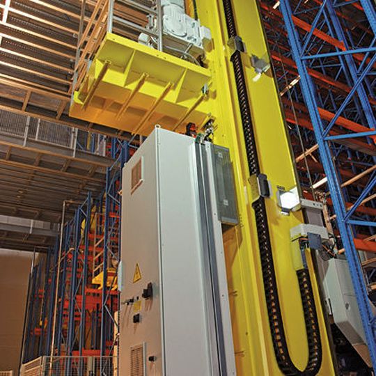 Schwingungen eliminiert: Auch in Masthöhen von 50 m und mehr bleibt mit dem System Guidelok Slimline von Igus die Energiekette sicher in der Spur. Bild: Igus Schwingungen eliminiert: Auch in Masthöhen von 50 m und mehr bleibt mit dem System Guidelok Slimline von Igus die Energiekette sicher in der Spur. Bild: Igus