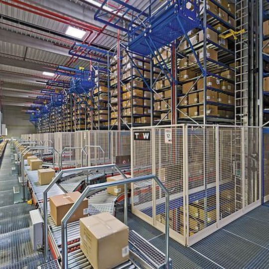 Zukunftsorientiert: Das Kartonautomatiklager im neuen Logistikzentrum von Jack Wolfskin kann von derzeit 12 Gassen und 210000 Stellplätzen auf insgesamt 19 Gassen und rund 310000 Stellplätze erweitert werden. Bild: TGW Zukunftsorientiert: Das Kartonautomatiklager im neuen Logistikzentrum von Jack Wolfskin kann von derzeit 12 Gassen und 210000 Stellplätzen auf insgesamt 19 Gassen und rund 310000 Stellplätze erweitert werden. Bild: TGW