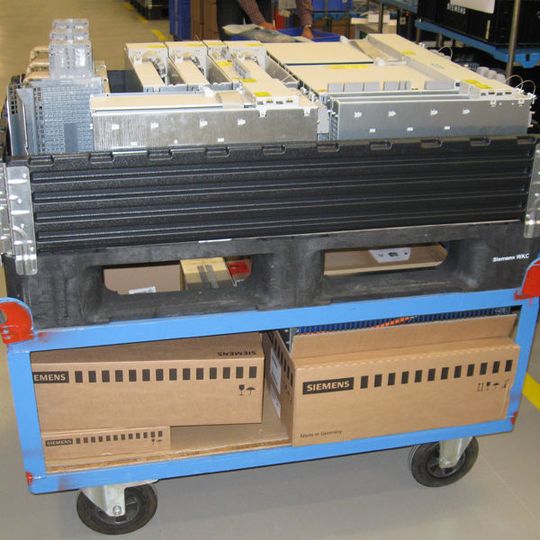 Die Kunststoffpalette EOS 1208 HR+3R mit dem Aufsatzrahmen liegt auf dem Wagen für die Materialversorgung. Bild: Schoeller Arca Systems Die Kunststoffpalette EOS 1208 HR+3R mit dem Aufsatzrahmen liegt auf dem Wagen für die Materialversorgung. Bild: Schoeller Arca Systems