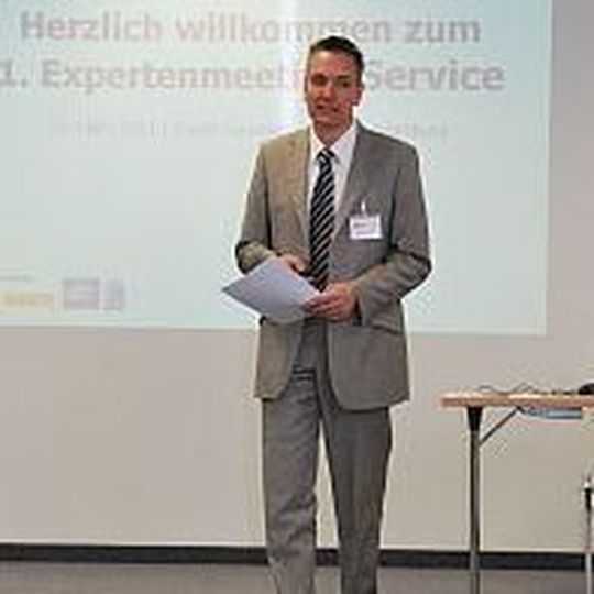 »kfz-betrieb«-Chefredakteur Wolfgang Michel begrüßte die Teilnehmer des ersten Expertenmeetings Service im VCC in Würzburg. »kfz-betrieb«-Chefredakteur Wolfgang Michel begrüßte die Teilnehmer des ersten Expertenmeetings Service im VCC in Würzburg.